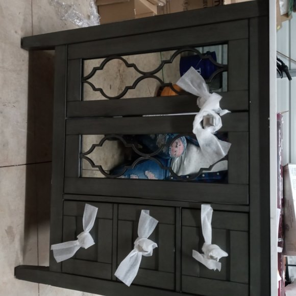 VANITY - Picture 2 of 3